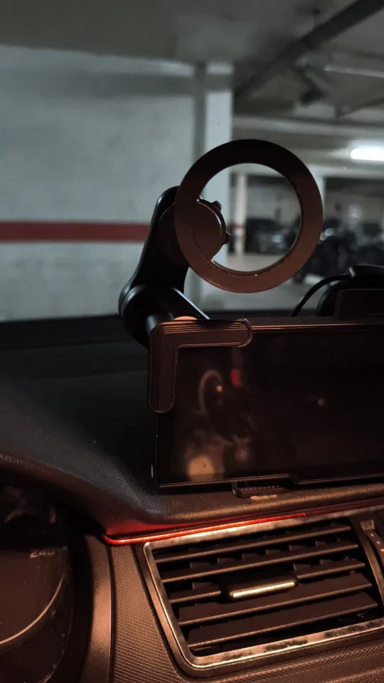 Universal Magnetic Phone Holder for Car Display Screen 360 Degree Rotation Strong Magnet Car Mount for iPhone 15 MagSafe Xiaomi photo review