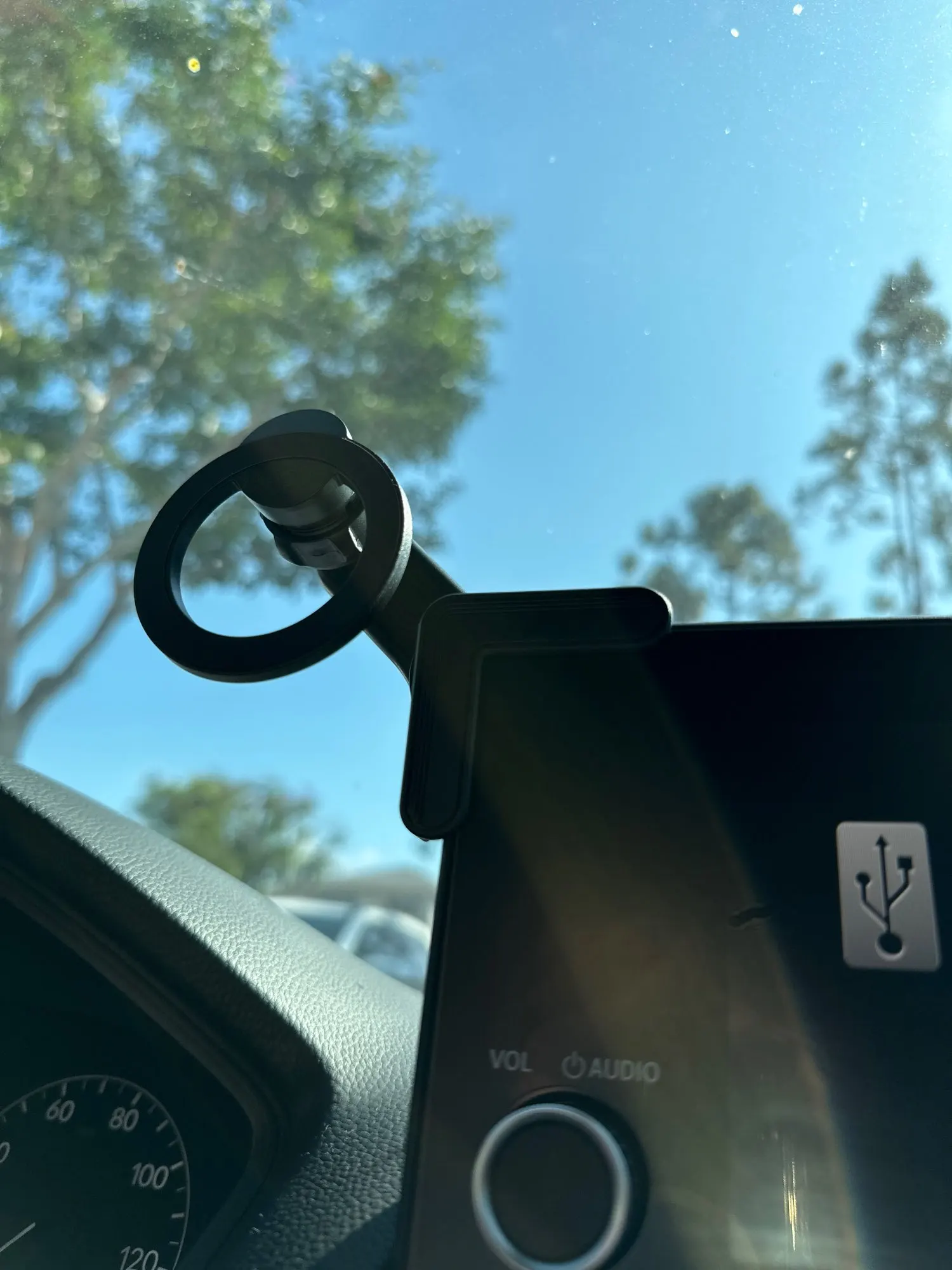 Universal Magnetic Phone Holder for Car Display Screen 360 Degree Rotation Strong Magnet Car Mount for iPhone 15 MagSafe Xiaomi photo review