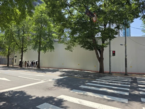 Universal Magnetic Phone Holder for Car Display Screen 360 Degree Rotation Strong Magnet Car Mount for iPhone 15 MagSafe Xiaomi photo review